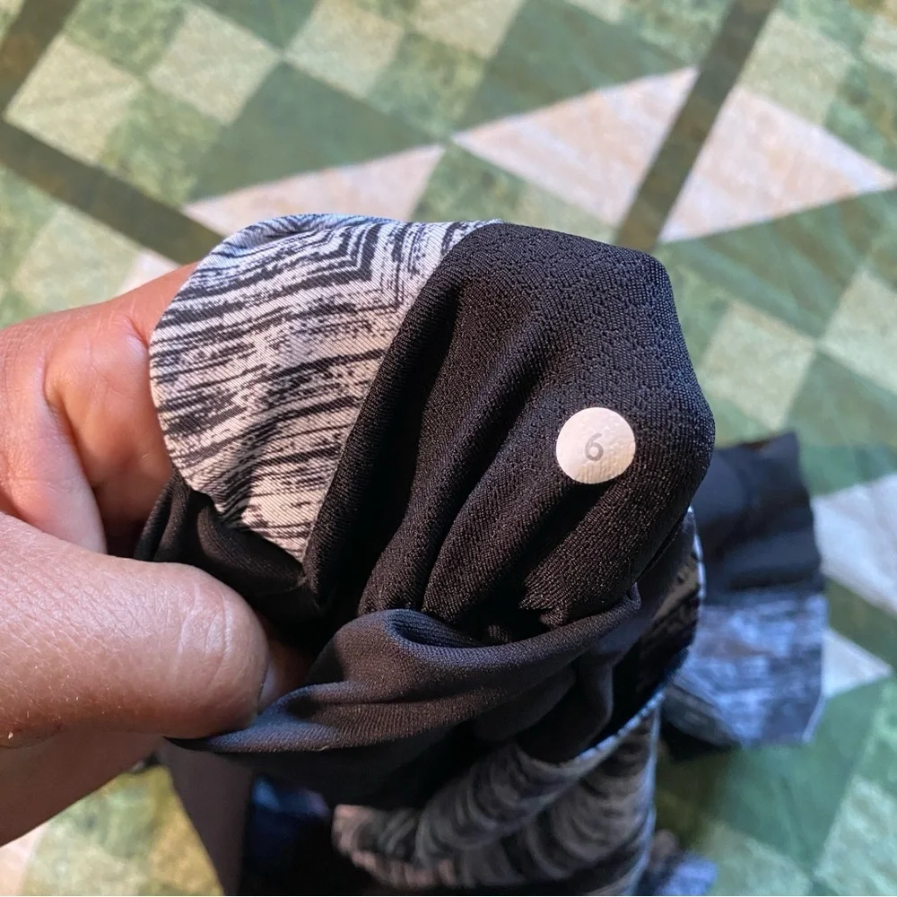 Lululemon Hot To Street‎ Crop Legging Size 6 Black White Tight Fit Yoga
